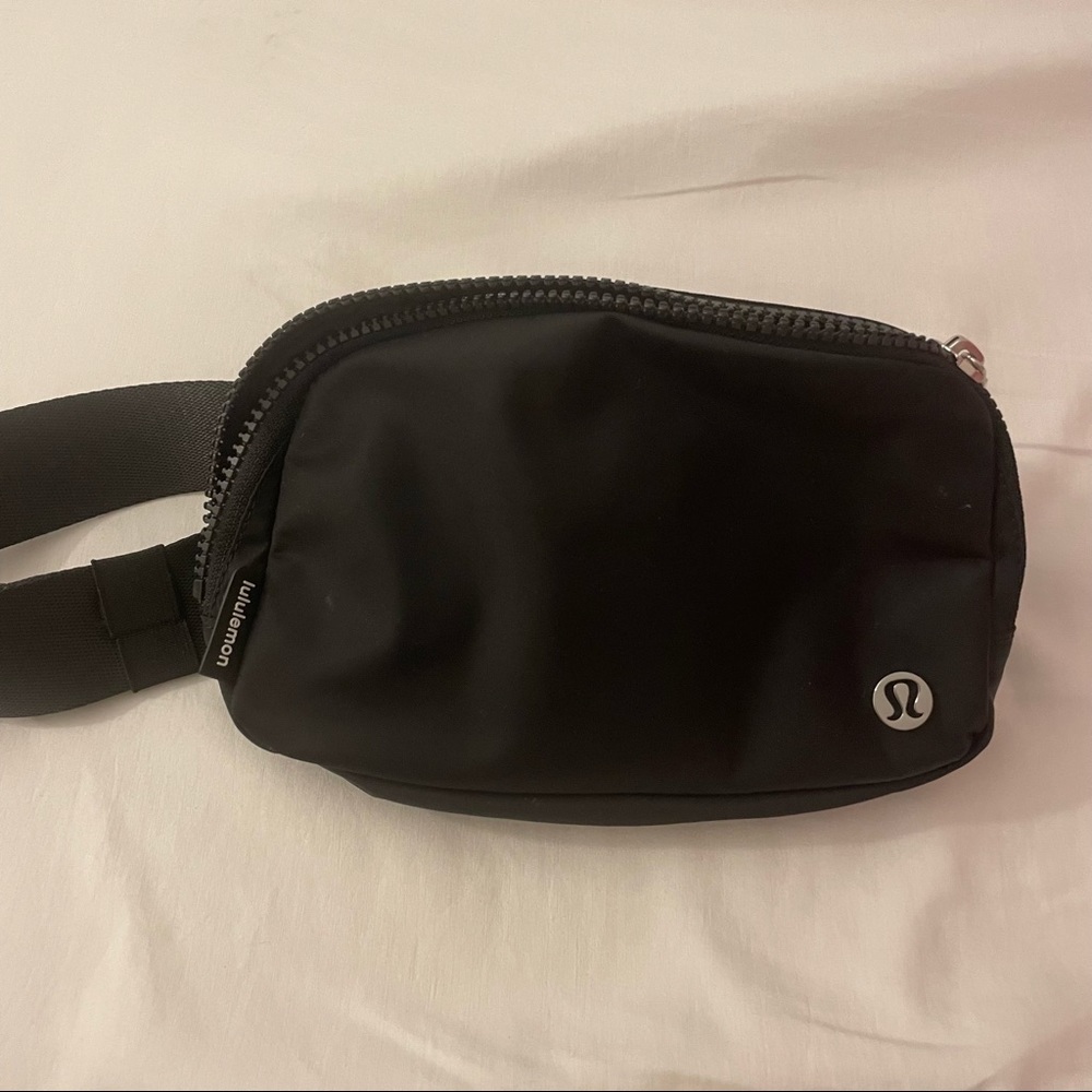 Lululemon black belt bag nwot